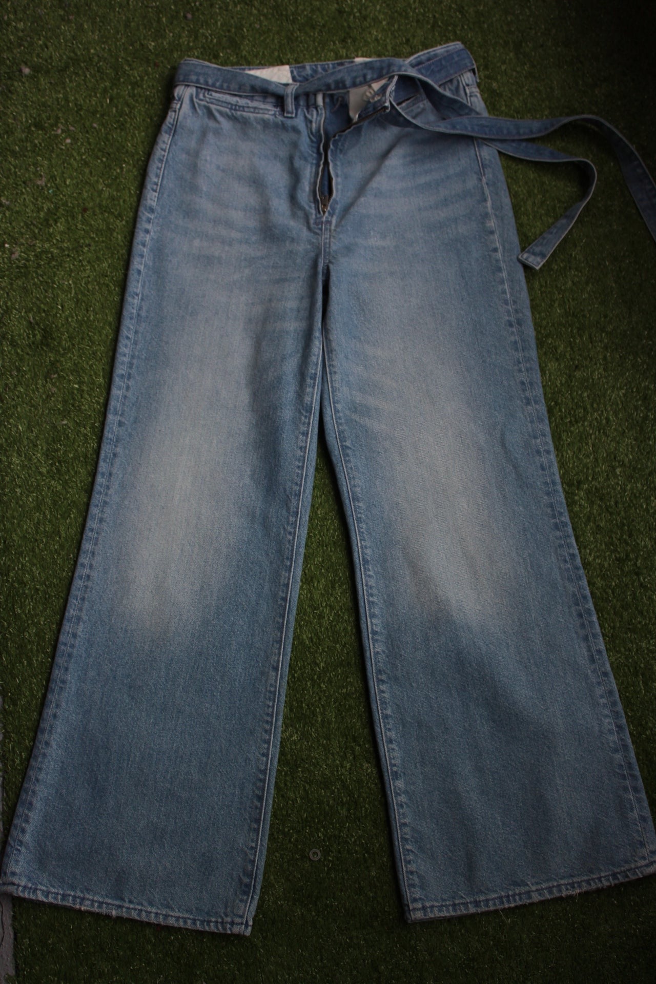 Bell bottom blue jeans (28)